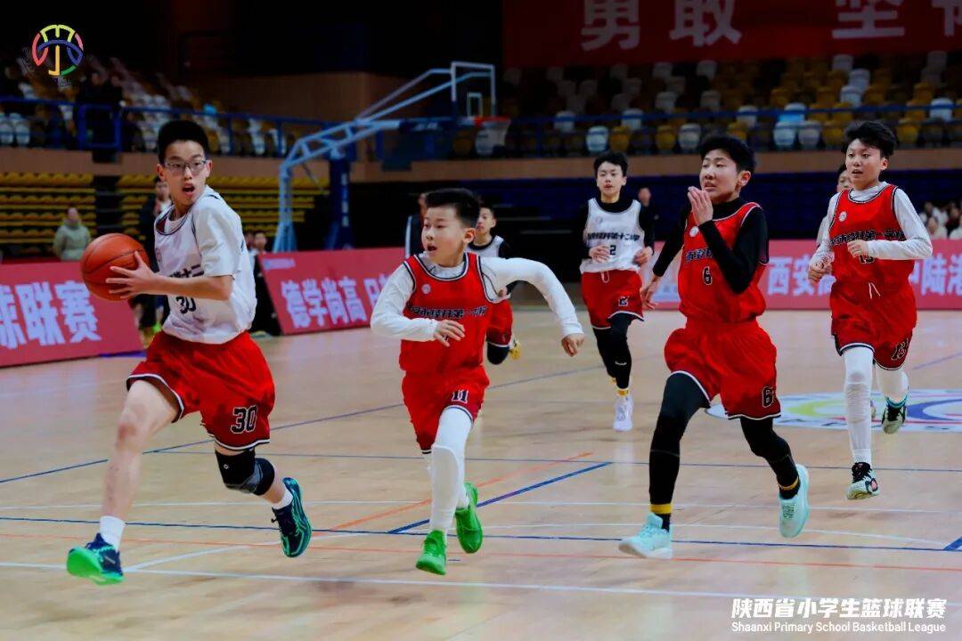 篮球联赛新赛季拉开序幕，球队士气高涨的简单介绍